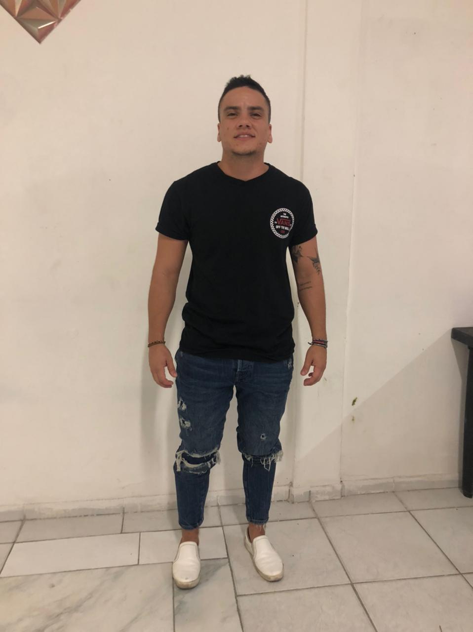 Rapaz em pé posando para a foto